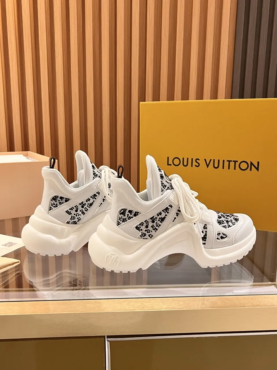 👟👟Ex-factory price 800👟👟 2025 new LV fancy black and white diamond model, high-end and elegant, showing long legs, casual sports dad shoes with heel height of about 5.5cm, 35-41